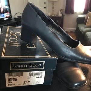 Ladies navy pumps